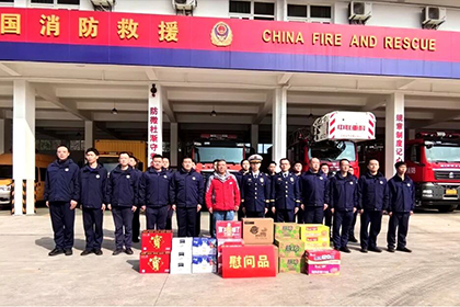 市消防支队慰问消防救护中心.jpg