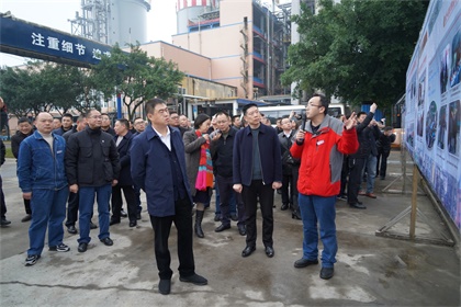 泸州市何市长一行到开云手机平台-开云（中国）观摩安全清单管理 (1).JPG