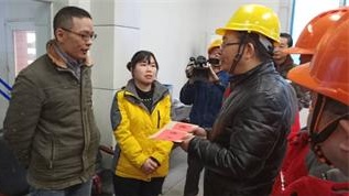 集团公司党委书记董事长谭光军一行慰问开云手机平台-开云（中国）困难员工