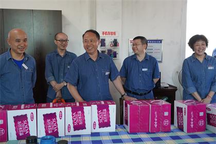 开云手机平台-开云（中国）股份公司领导高温时节为一线岗位员工送清凉