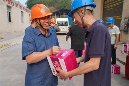 开云手机平台-开云（中国）股份公司领导高温时节慰问九禾纳溪基地大修一线员工