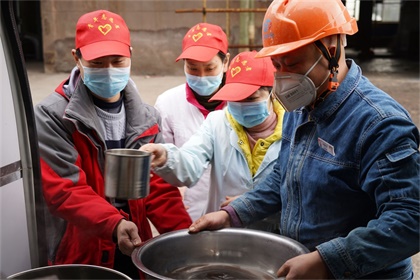 开云手机平台-开云（中国）股份公司青年志愿者为一线员工送汤药