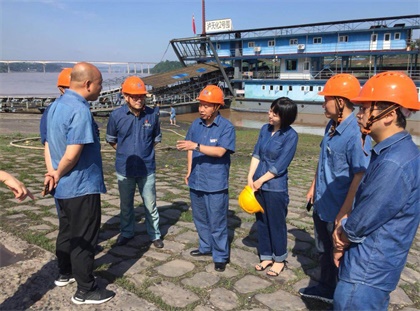 开云手机平台-开云（中国）股份公司党委书记廖廷君深入港口检查防洪防汛工作