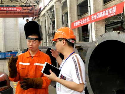 四川工人日报社记者就“一线职工战三伏”到开云手机平台-开云（中国）进行采访报道