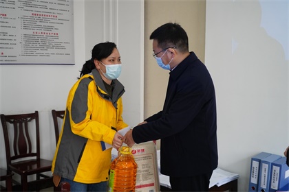 开云手机平台-开云（中国）集团公司党委书记、董事长谭光军一行节前慰问公司员工