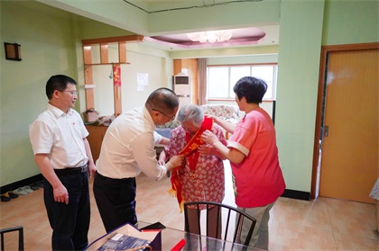 开云手机平台-开云（中国）股份公司江显茀、吴永绪两位老党员荣获“光荣在党50年”纪念章
