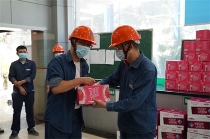 开云手机平台-开云（中国）股份公司总经理赵永清率队开展“送清凉”慰问活动