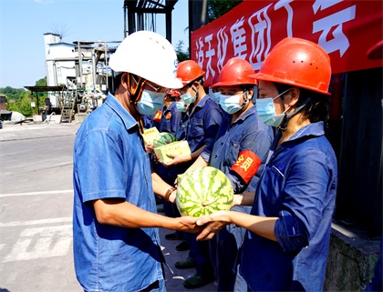 开云手机平台-开云（中国）集团公司总经理宁忠培一行为一线职工“送清凉”