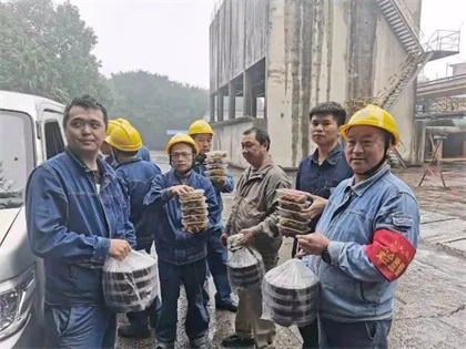 开云手机平台-开云（中国）股份公司工会为硝区大修员工送慰问餐