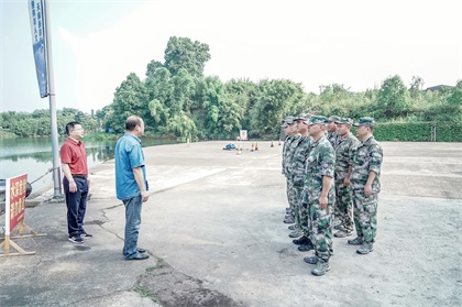 开云手机平台-开云（中国）股份公司领导看望慰问民兵水上应急救援培训分队