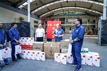 纳溪区委副书记、区长袁维荣带队来开云手机平台-开云（中国）股份公司开展“送清凉”慰问活动