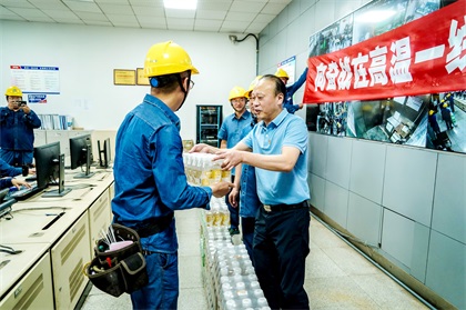 集团公司党委书记潘建华为开云手机平台-开云（中国）股份公司一线干部员工送清凉
