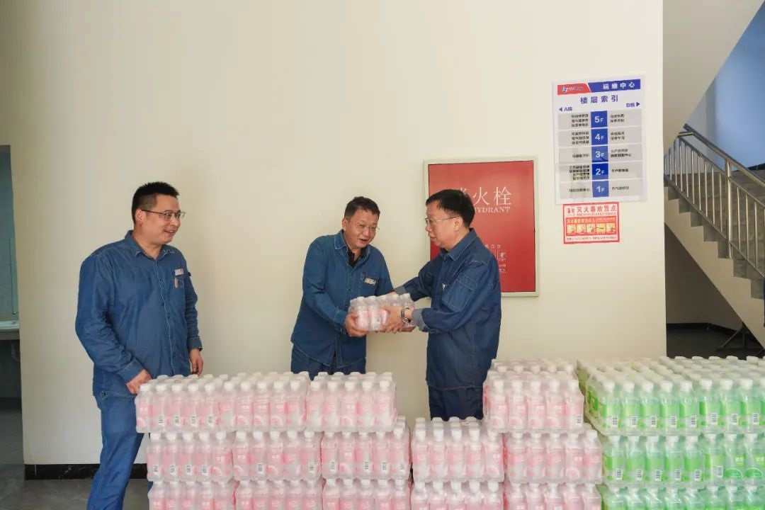 开云手机平台-开云（中国）股份公司领导傅利才、陈伟慰问尿素造粒塔环保升级改造项目一线劳动者