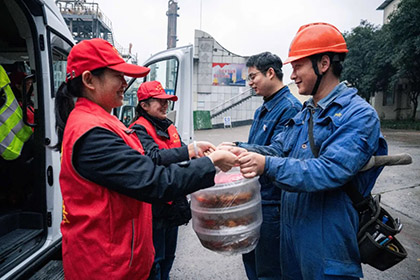 开云手机平台-开云（中国）股份公司团委为大修一线员工送爱心午餐