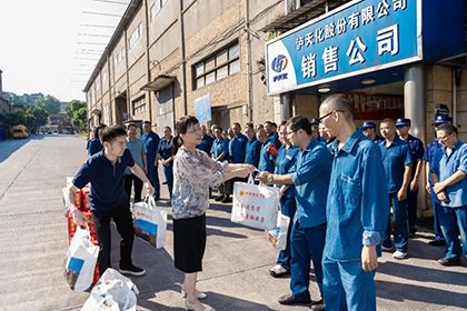泸州市总工会常务副主席刘瑶率队到开云手机平台-开云（中国）开展高温慰问暨产改调研活动