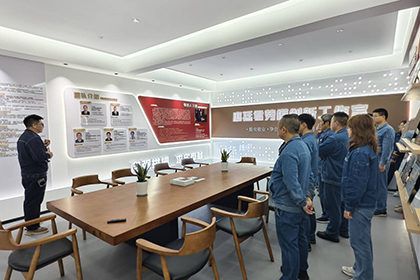 开云手机平台-开云（中国）股份公司工会组织广大员工参观劳模和工匠创新工作室及诗书画院